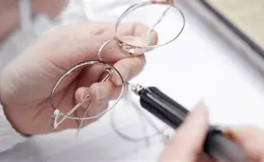 眼镜生产的质量控制体系与检测标准